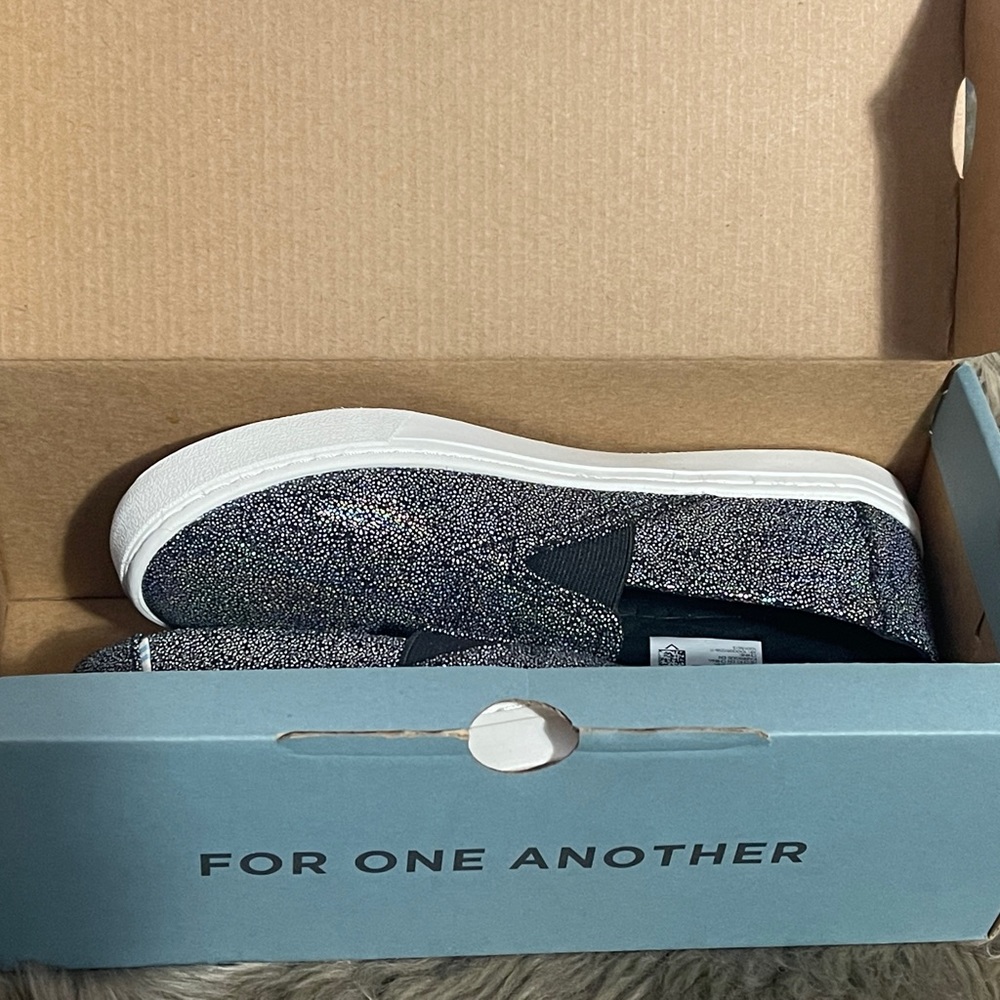Toms Slip on Sneakers size 5Y / Women’s 7 - New in Bow - Iridescent Black